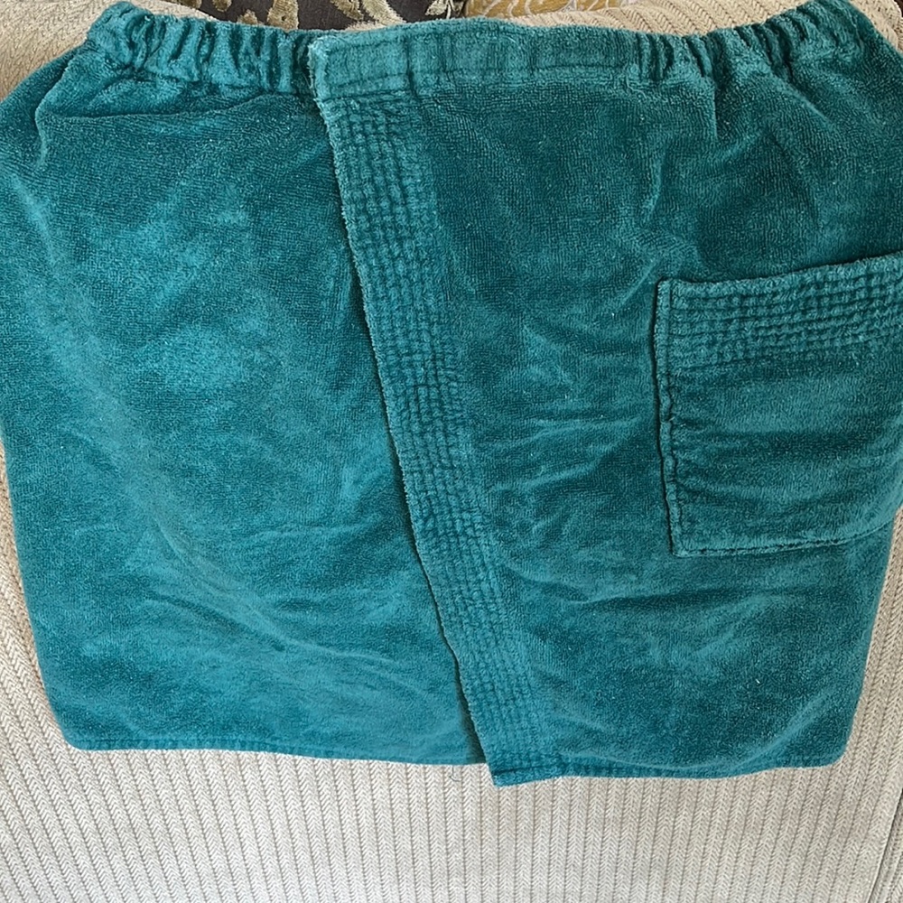 Bill Blass men’s 100% cotton one size fits all wrap around towel Velcro closure